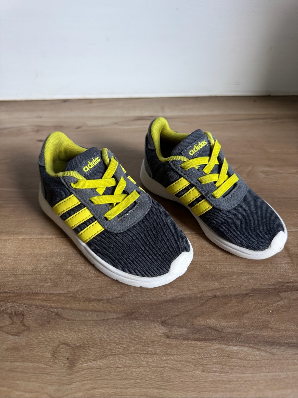 Adidas Three Stripe • Toddler 7 • Gray Yellow Elastic Laces Athletic Shoes Kids